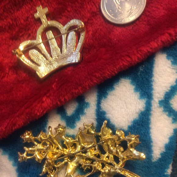 Beaded crystal cross brooch pearl pin - Picture 3 of 3